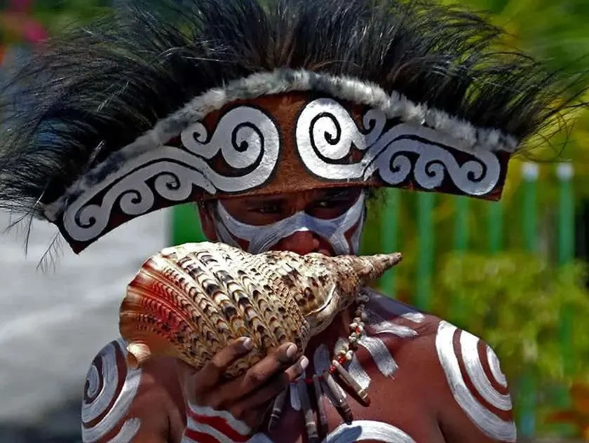 Rare One of a Kind Tribal Older Wood Kundu Hourglass Hand Held Drum, Hand Carved Percussion Instrument with Motifs Enhanced with White Lime (Still Apparent), Siassi Islands, Papua New Guinea 1980's, Melanesia 42A3