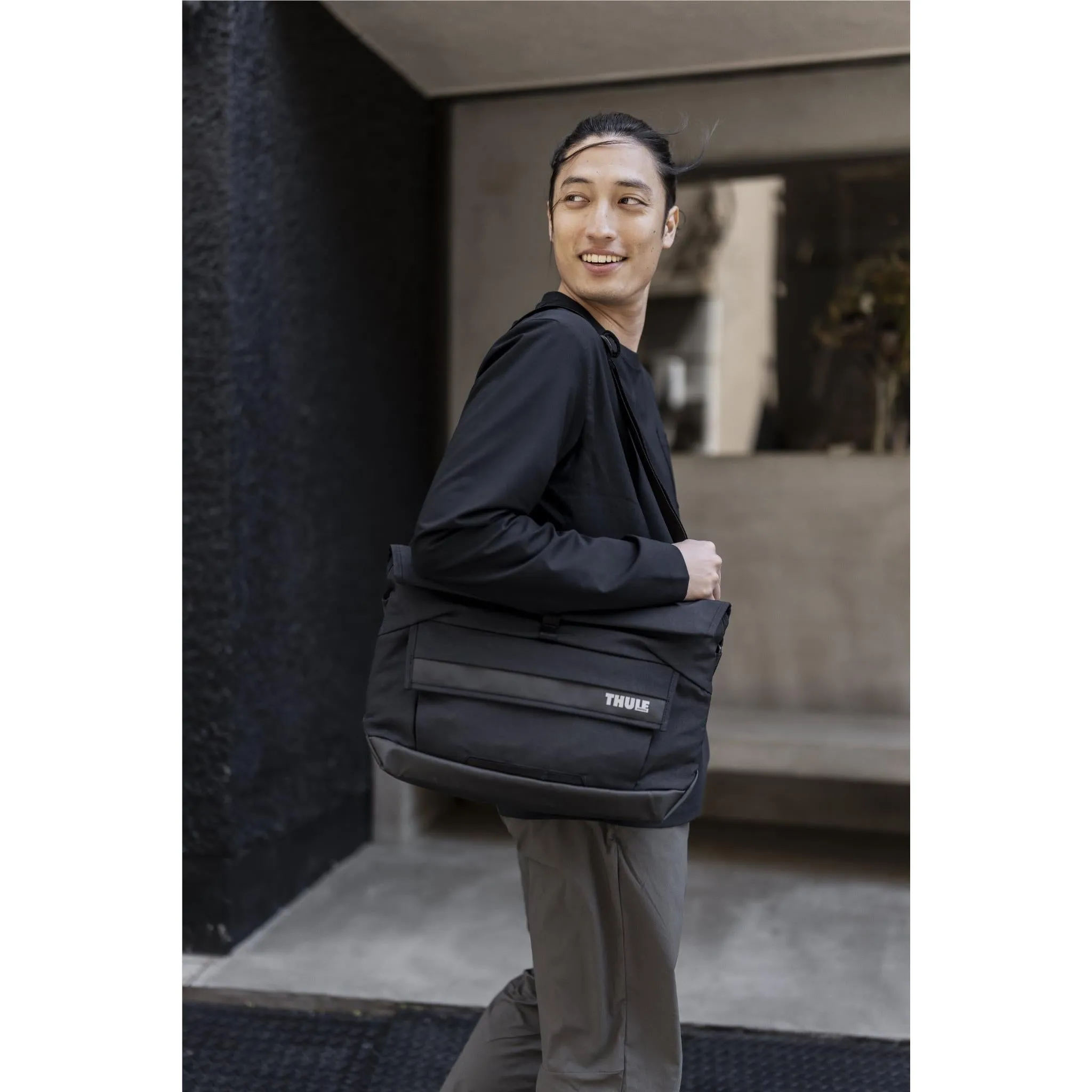 Thule Paramount 14” Macbook Laptop Crossbody Bag (Black)